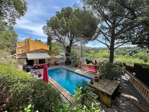 BEAUMES-DE-VENISE Virtual visit available on our website. At the foot of the Dentelles de Montmirail, large property offering a traditional villa of approx. 316 m² comprising two adjoining and independent parts that can be used for accommodation; out...