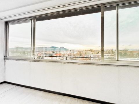 ¡Una vista fantástica te está esperando! Este emocionante apartamento de 3 habitaciones en el 6º piso del ascensor convence por una distribución óptima de las habitaciones (adecuada para pisos compartidos). Entra en tu casa a través de la acogedora a...