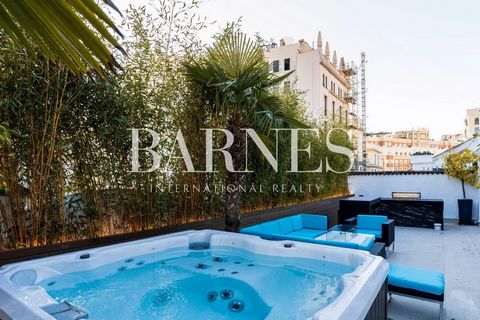 Barnes Madrid presenta un attico di 223 m2 arredato e con una favolosa terrazza. Situato nel centro di Madrid, in una delle vie principali della Gran Via, questo appartamento è composto da ingresso, due camere da letto, due bagni, cucina a pianta ape...