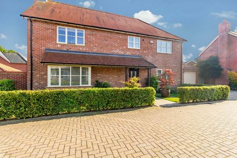 OVERVIEW *Guide Price £800,000 to £850,000* We are delighted to offer this property which is situated in a secluded cul-de-sac, this spacious four-bedroom detached home is one of the largest among the ten properties in the development. Spread over tw...