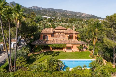 Esta villa es una obra maestra del encanto andaluz y el diseño sofisticado. Ubicada en la renombrada Milla de Oro de Marbella, ofrece un estilo de vida de distinción, tranquilidad y comodidad inigualable. La comunidad en sí cuenta con extensos jardin...