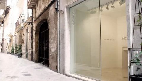 ¡Encantador local comercial situado en la Milla de Oro de Palma! Situado en una de las calles más bonitas de la ciudad, este espacio único está rodeado de galerías de arte y tiendas de muebles de lujo, por lo que es el lugar perfecto para establecer ...