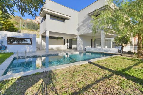 Beautiful contemporary villa in a residential area with uninterrupted views. Through the front door, this stylish modern home begins with a welcoming entrance hall, large, bright living/dining room, open-plan fitted kitchen, 4 bedrooms, 4 bathrooms a...