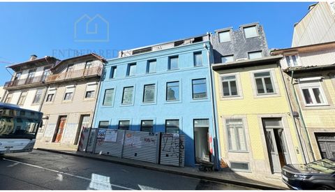 Buy T2 duplex with balcony and terrace- Cedofeita - Porto Building consisting of 8 fractions of typologies T0+1 duplex, T1, T1+1 and T2 duplex. Apartments of modern and quality construction. Common leisure area consisting of outdoor garden, jacuzzi a...