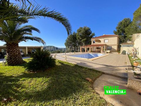 Spectacular villa in the Alto Royo urbanization, less than 2 km from the center of Godelleta village and with easy access from Valencia city. The plot has 5,800 m² of common non-developable land, with paved streets and electricity and water supplies....