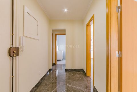 This charming 2-bedroom apartment, located on the 2nd floor of Rua António Sardinha, Venteira, offers both comfort and practicality in one of Amadoras most convenient areas. With a prime location, its just steps away from essential services such as L...