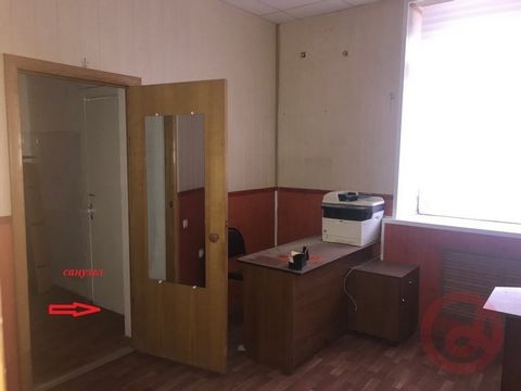 Предлагаем в аренду офис 25 кв.м с собственным санузлом. Второй этаж трехэтажного офисного центра. Помещение состоит из двух частей: кабинета квадратной формы с одним большим окном, кладовки и своего санузла с подведенной водой. Требует косметическог...