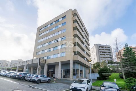 Discover this excellent 3 bedroom apartment, located in a quiet residential area in Oliveira do Douro, perfect for those who value comfort, modernity and quality of life. Key features: - Typology: T3 - Kitchen equipped with modern appliances. - Large...