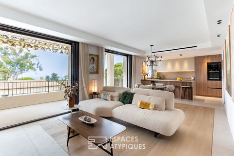 Beläget i den prestigefyllda domänen Vaugreniers höjder i staden Villeneuve Loubet, utvecklar denna helt omdesignade lägenhet med lyxiga tjänster och generösa volymer en yta på 128 m2 på marken (114,05 m2 Carrez Law). Inbäddat på första och sista vån...