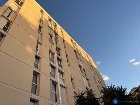 TOULON CLARET - Situé dans un secteur recherché au sein d'une résidence de bon standing avec gardien et accès PMR, venez découvrir ce bel appartement T4 d'une superficie de 75 m2 loi Carrez. Le bien se compose d'une entrée avec de grands placards de ...