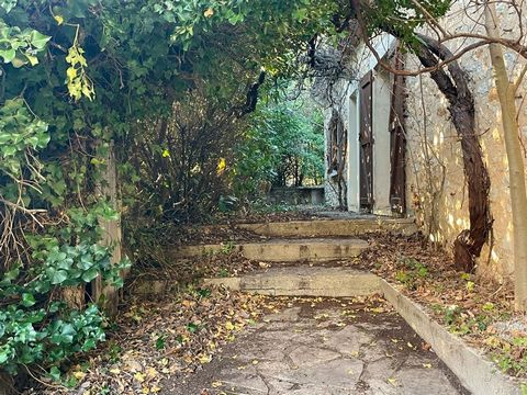 Exclusive. In the heart of the city, only 10 minutes from Montpellier, on a superb plot of approx. 2000m2, divisible into 3 plots, for renovation, extension or replacement. It comprises an old single-storey house of 98 m² with 4 rooms. It is complete...