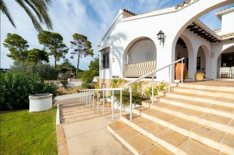 A beautiful traditional villa for sale in Pla del MarDesirably located next to the town centre of Moraira this attractive traditionalstyle property has a large 1362 m2 plot with good open views and perfect sun orientationThe villa is situated within ...