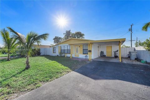 3 bedroom 1 bathrooms. Great ranch style home to live or to have as an investment!. Title flooring throughout. Covered patio opens out to a spacious backyard. Property is ready to live in. Features: - Terrace - SwimmingPool