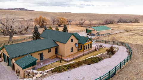 1235 Fish Creek Road ist ein hervorragender 40+/- Hektar großer Rückzugsort mit einem lebenden Bach, alten Bäumen, 3 Brunnen und reichlich Lebensraum für Wildtiere. Es gibt umfangreiche Gebäudeverbesserungen, bestehend aus einem 3.608 SF großen Haupt...