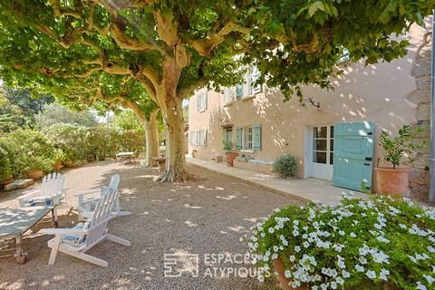 Located in a popular area of Draguignan, this former 18th century coaching inn is a true haven of peace. The building of 220 m2 of living space is spread over three floors and is erected on a flat plot of about 3300 m2. The mix of old and modern char...