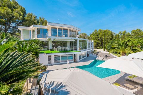 This bright family villa is situated steps away from the renowned Golf of Son Vida. Distributed over 3 floors and has a net living area of 769 m2. The property underwent a complete refurbishment in 2007 which transformed it into a bright, modern resi...