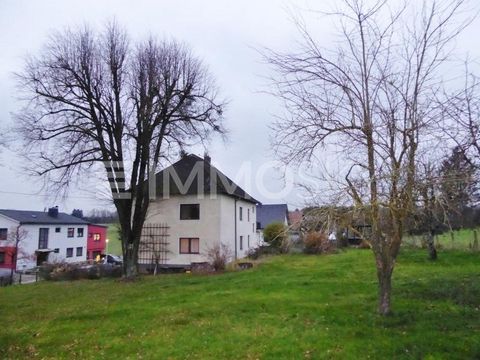 Een gezinswoning met potentieel - 250 vierkante meter woonoppervlak (verdeeld over twee verdiepingen/wooneenheden), zolder, kelder, twee garages en 1749 vierkante meter grond! Deze ietwat verouderde, maar altijd liefdevol onderhouden en aloude tweege...