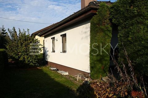 Bungalow dans un excellent emplacement - avec cave, jardin, terrasse, garage, salle d’équipement extérieur et bien plus encore. Besoin de soins, mais énorme potentiel !! Construite en 1983, cette maison « WOLF » (sous-sol en béton, bâtiment résidenti...