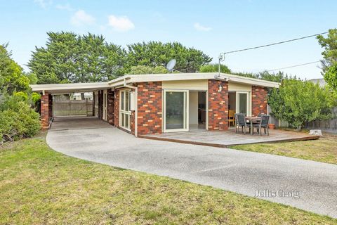 Idéalement située, à quelques mètres du parc national et de l’océan, cette maison abordable est à deux doigts de la porte. De construction de qualité, la demeure en brique de plain-pied sur un site généreux et plat offre une myriade de possibilités, ...