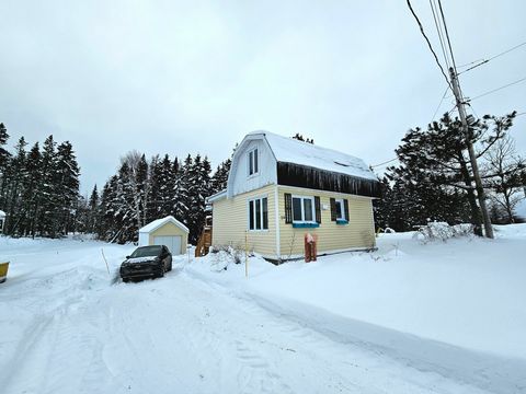 Cette petite maison est idéalement située dans un cadre paisible, parfait pour les amoureux de la nature. Entourée de forêts et de grand espace, elle offre un refuge tranquille loin de l'agitation de la ville. Les passionnés de VTT et de motoneige y ...