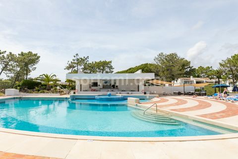 Fantastische Wohnung in einer privaten Wohnanlage in Quinta do Lago, direkt am Strand. Apartment mit einem Schlafzimmer en suite, mit Zugang zu einem Balkon, einer ausgestatteten offenen Küche, einem Wohnzimmer mit Kamin und einem schönen Balkon mit ...