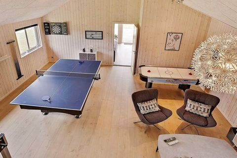 Holiday cottage at Vejby Strand with swimming pool and a large activity room where you can challenge each other at the table with combined table tennis and billiards or at the darts board. There is also PlayStation 4 and Nintendo Wii. After the games...