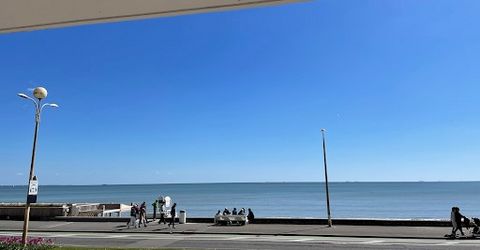 La Baule, idéalement placé à proximité immédiate de la plage et des commerces et à 15 mn à pied de la gare, ce bel appartement traversant disposant d'une chambre (possibilité de création d'une seconde chambre), d'un séjour avec alcove et vue mer saur...