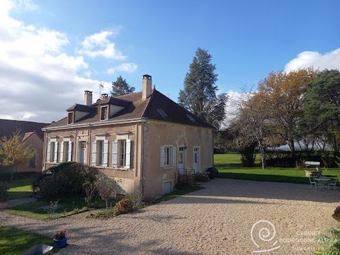 EXCLUSIVITY - Close to POUILLY-EN-AUXOIS, 40 minutes from DIJON and the TGV station in MONTBARD, fully renovated former presbytery of approximately 245 m² of living space, an old house of approximately 72 m² of living space (convertible attic), a bar...