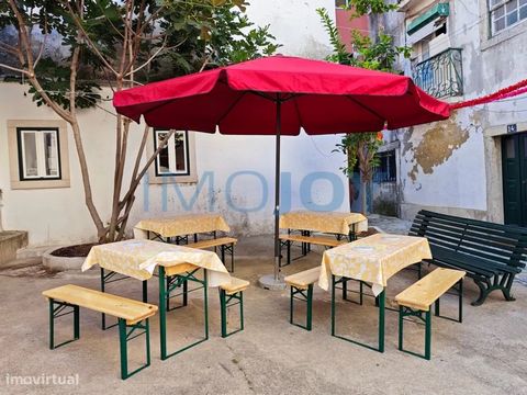 Propriété dans le centre de l’un des quartiers les plus anciens et les plus emblématiques de Lisbonne, à quelques mètres du musée du fado. Le magasin contient deux entrées indépendantes, l’une d’entre elles avec accès à une terrasse. Propriété entièr...