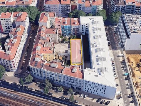 Überdachter und geschlossener Raum in sehr zentraler Lage in Lissabon, in der Nähe des Campo Pequeno. Das derzeitige Gebäude befindet sich auf einem Innenhof mit privilegiertem Zugang zur Hauptstraße, hat eine Einzugsfläche von 510 m² und ein Baupote...