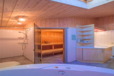 Esta encantadora casa de vacaciones ofrece una escapada familiar, con capacidad para seis huéspedes en tres dormitorios y un baño. Ideal para familias, incluye comodidades esenciales como limpieza final y amplio equipamiento para bebés. Aunque no se ...