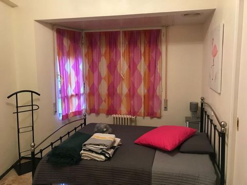 We present this excellent apartment located in the center of Elche, ideal for investors. The property features 7 rooms equipped with locks, 3 bathrooms, a fully equipped kitchen, and a cozy living-dining room. Currently, all rooms are rented, ensurin...