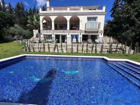 Charming 6-Bedroom Villa with Panoramic Views in Nueva Andalucia Discover this exquisite 6-bedroom, 6-bathroom villa nestled in a serene cul-de-sac next to Las Brisas Golf, offering unparalleled privacy and tranquility. Spanning 592 square meters of ...