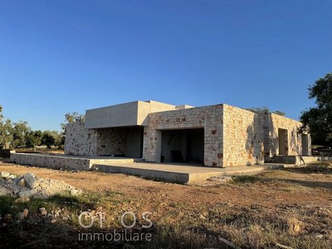 Ontdek de perfecte gelegenheid om een huis te bezitten in Puglia met deze prachtige villa met zeezicht in Carovigno. Dit nog af te werken pand ligt in een rustige olijfgaard en biedt privacy, een prachtig uitzicht op de Adriatische Zee en de nabijhei...