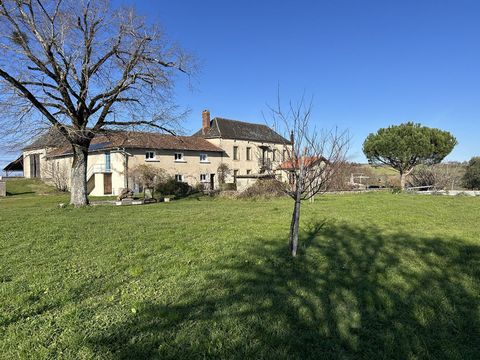 En Exclusivité: Ensemble immobilier rural composé d'un corps principal offrant + 380 m² de surface habitable orienté plein sud et bénéficiant d'une vue dégagée, un jardin plat avec piscine et pool house, et de nombreuses dépendances reliées entre ell...