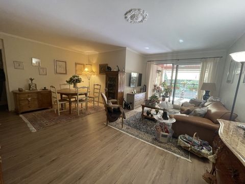 ARLES, vente en VIAGER occupé, dans une belle résidence sécurisée avec jardin et piscine, à 5 minutes à pied du centre ancien d'Arles, cet appartement au 1er étage avec une petite terrasse comprend : une entrée, une cuisine équipée, un séjour-salle à...