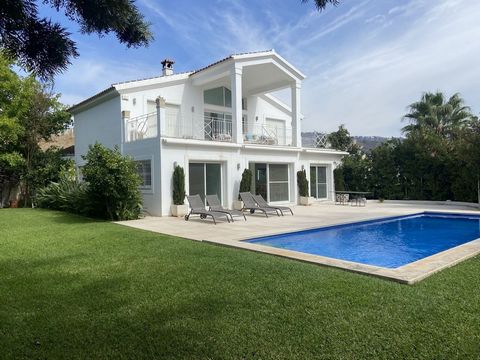 AVAILABLE NOW FOR LONG TERM RENT 5 Bedroom 4 Bathroom Family villa located in Elviria, East Marbella close to Santa Maria Golf. Rented part furnished or can also be unfurnished or fully furnished. Huge master bedroom, with two large rooms that could ...