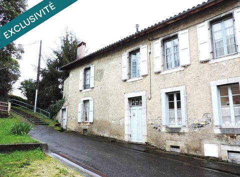 Située à Saint-Girons (09200), proche de toutes commodités, cette maison en pierre à rénover offre un potentiel intéressant, avec un vaste terrain d'environ 1000 m², ce qui est rare en plein cœur de la ville. L'intérieur de 150 m² comprend 6 pièces, ...