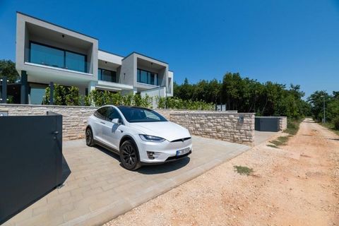 Villa moderne avec vue sur la mer dans la région d'Umag, à seulement 1 km de la mer ! Umag est l'endroit le plus occidental de la République de Croatie, situé à côté de Savudrija, à seulement 10 km de la frontière slovène. La ville est entourée d'une...