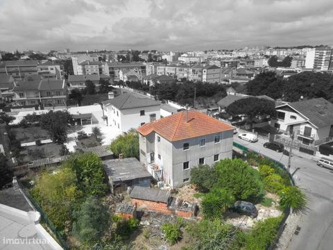 Moradia com 4 frações independentes inserida num lote de 1100m2 de gaveto. R/C e 1º andar possuem 2 quartos e 2 salas, cada um. Possui também 2 caves com 1 quarto, cozinha e casa de banho. O imóvel necessita de reabilitação total. Localiza-se em Mem ...