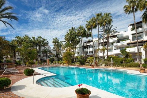 Stunning apartment that has undergone a beautiful renovation in the Marina de Puente Romano. With breathtaking garden and pool views, it offers a luxurious lifestyle that is synonymous with coastal resort living in Marbella.  This apartment boasts a ...