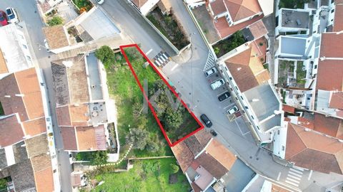 Urban land for construction of single-family housing and commerce on the ground floor (No project exists). Located in the heart of the village of São Marcos da Serra, close to all services and excellent access. Faro airport is around an hour's drive ...