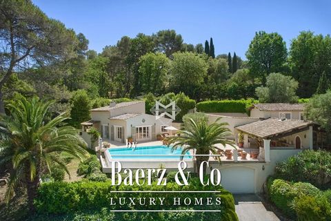 In the heart of a small estate on the edge of a renowned golf course, this charming Provençal villa of 290 m2 is a true haven of peace. On a superb garden of more than one hectare with exclusive use of an additional 2 hectares, the property consists ...