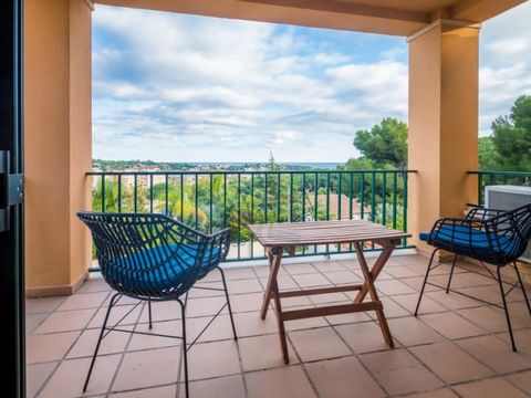 La propriété, entièrement rénovée en 2002 et à 500m de la plage, est répartie sur deux étages et dispose d'un patio avec jardin et de terrasses extérieures. On accède au logement par des escaliers. Au rez-de-chaussée, il y a un salon-salle à manger s...