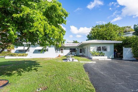 Unique quadplex with courtyards in desirable Deerfield Beach with existing AirBnB license and excellent rental history. Consists of one 2/1, two 1/1's, and a one 1-Bedroom efficiency. Two of the units have private outside fenced yards. Units are full...