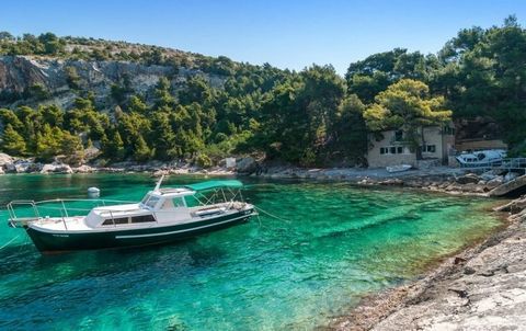 Villa romantique isolée au bord de l'eau de style Robinson sur l'île de Hvar! L'intimité totale est garantie! Vues fantastiques sur la mer! Belle plage de galets en contrebas de la villa ! La surface totale est de 105 m². La villa a été entièrement r...