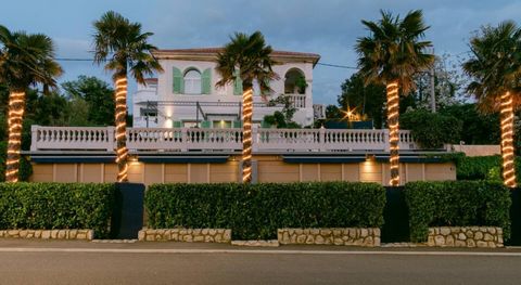 Villa mit sechs Appartements und einem Steinhaus mit Privatstrand auf der Insel Krk! Dieses Anwesen befindet sich in erstklassiger Lage im Zentrum der Stadt und umfasst eine atemberaubende Villa mit sechs separaten Wohnungen und ein charmantes Steinh...