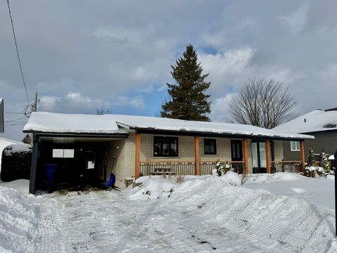 Charmante maison de 4 chambres et 2 salles de bain, équipée d'une thermopompe pour un confort toute l'année. Vous serez séduit par l'immense aire ouverte salon, cuisine et salle à manger, idéale pour les moments conviviaux. Profitez également d'une v...