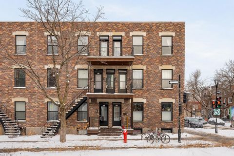 Situé au coeur du quartier prisé de Villeray, à quelques pas du métro et d'une agréable piste cyclable, ce bien se distingue par son agencement optimal et sa vaste terrasse privée, idéale pour partager des moments conviviaux en famille ou entre amis....