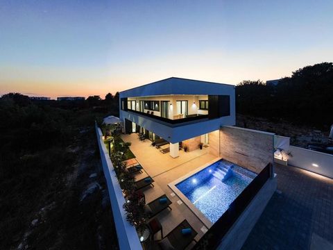 Luxury Villa in Medulin – Modern Elegance Just 300m from the Beach! This exceptional luxury villa is situated in a prestigious location in Medulin , just 300 meters from the beach and close to all essential amenities. Designed to blend contemporary a...